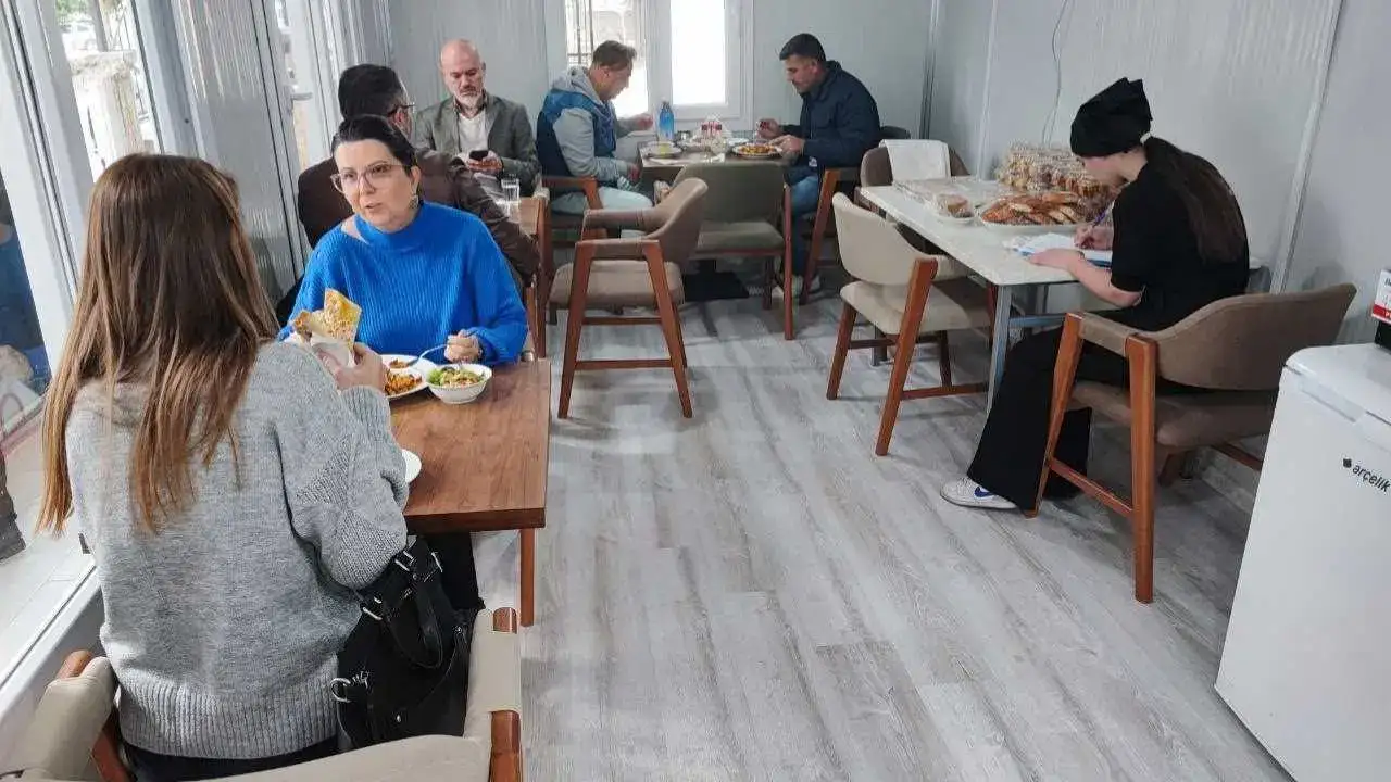 Adana’da Bir Okul Bunu Yaptı: Öğrenciler Kafe İşletiyor! 2